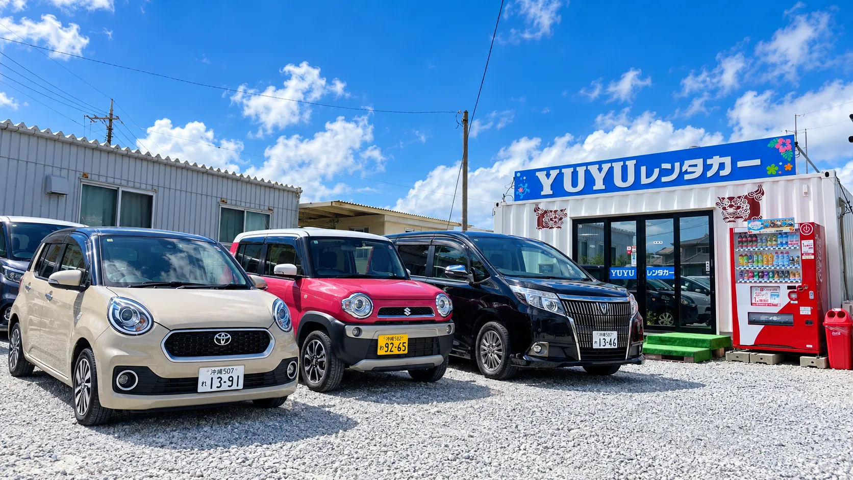 沖縄YUYUレンタカーの店舗と駐車場に並ぶレンタカー車両のイメージ